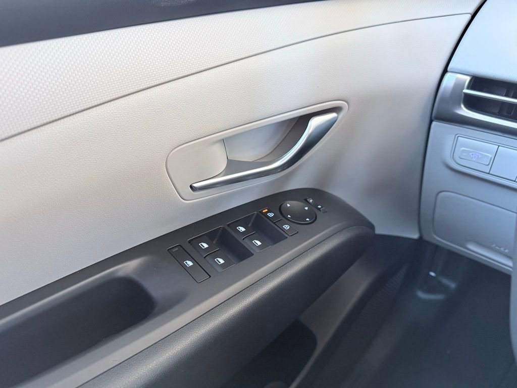 Used 2025 Hyundai Tucson SE image 11