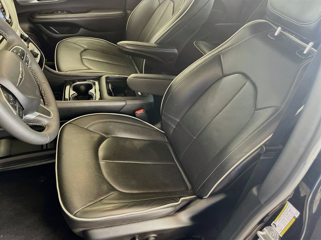 Used 2026 Chrysler Pacifica Limited FWD image 21