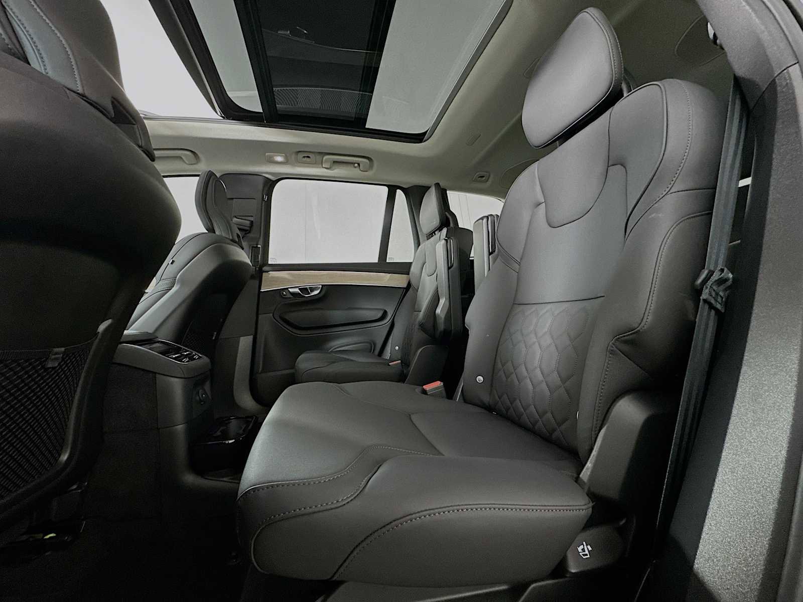 Used 2025 Volvo XC90 T8 Plus w/ Protection Package Premier image 23