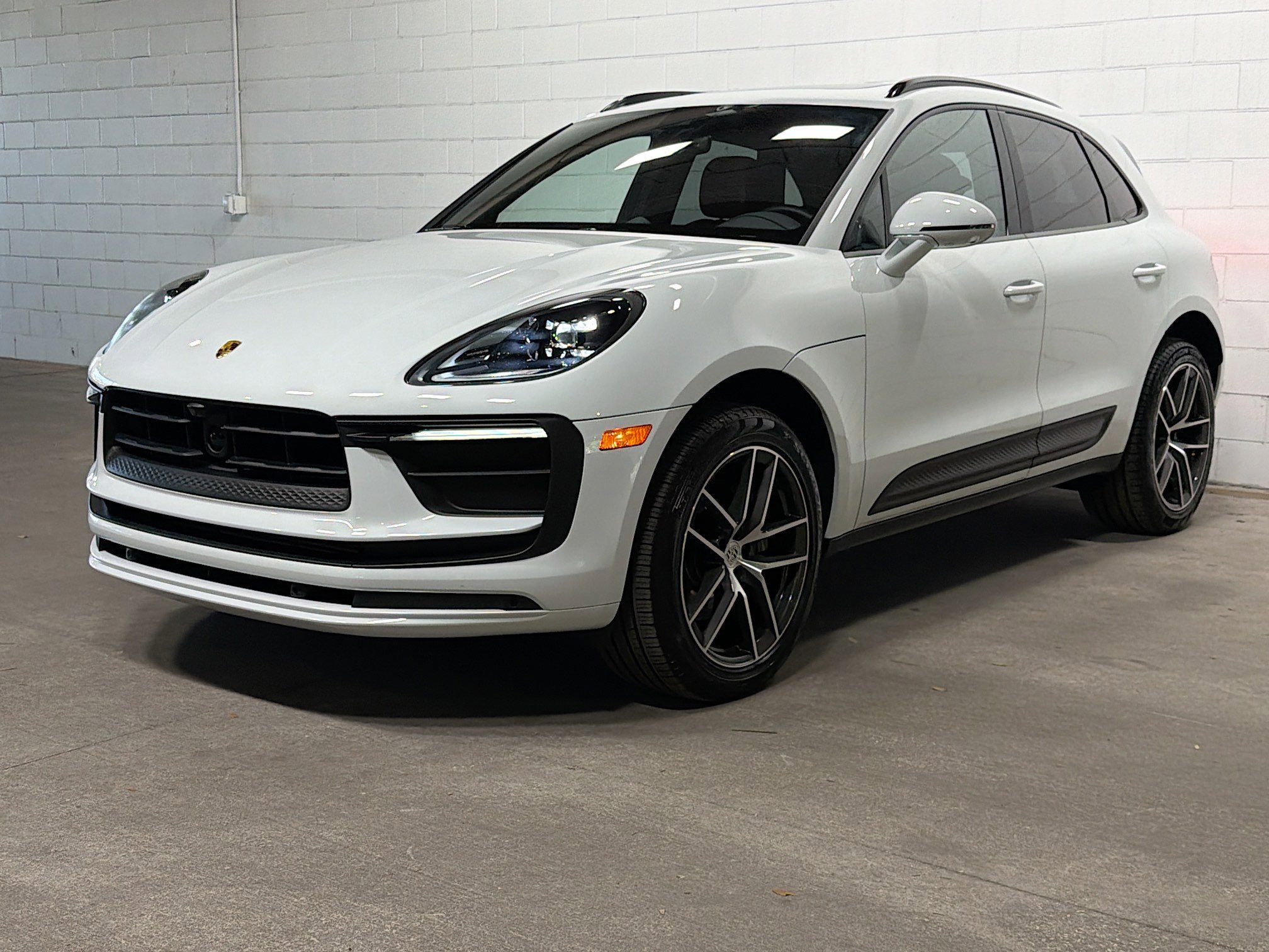 Certified 2026 Porsche Macan AWD/4WD image 1