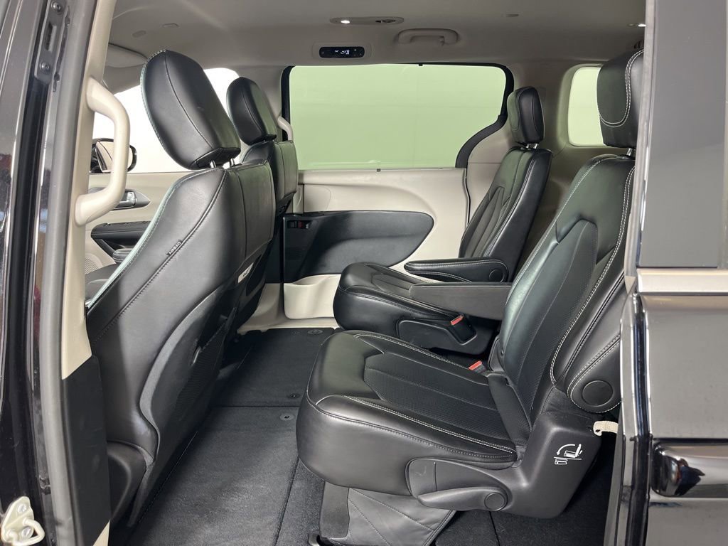 Used 2024 Chrysler Pacifica Touring-L image 25