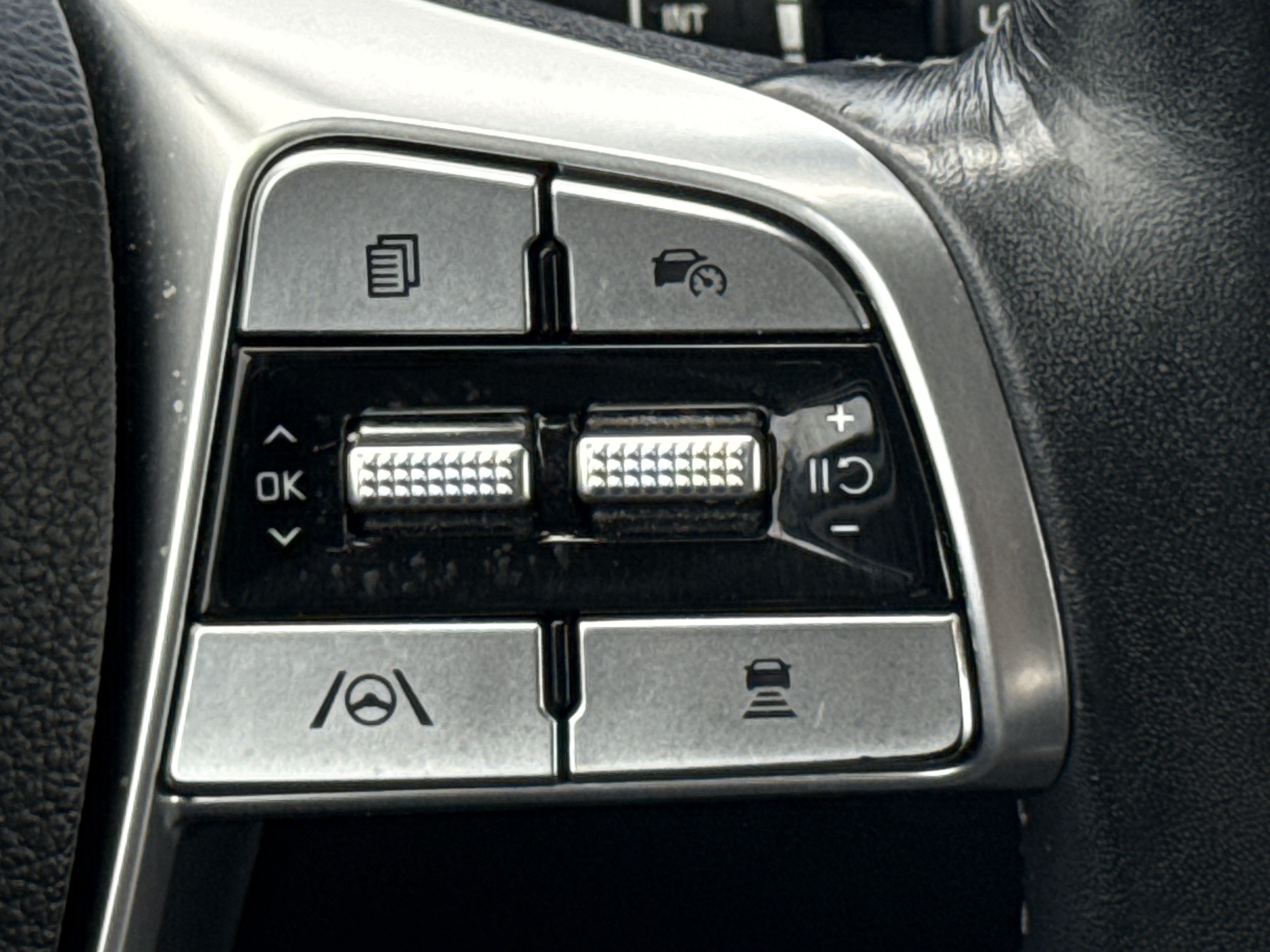 Used 2023 Kia Telluride EX w/ EX Captain's Chair Package AWD/4WD image 20