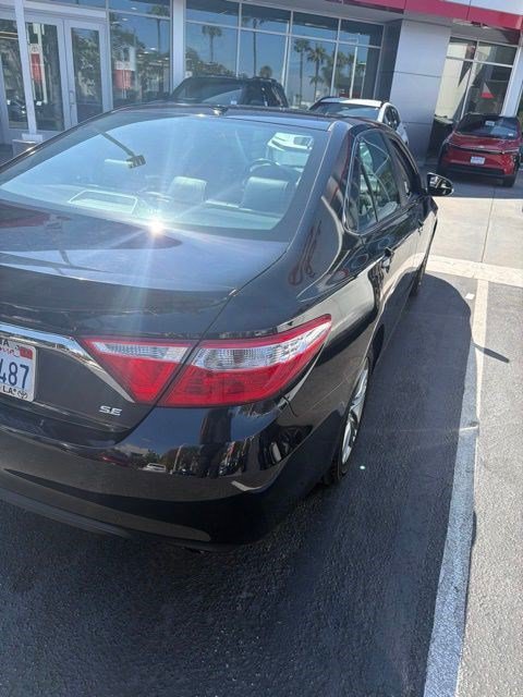 Used 2016 Toyota Camry SE w/ Moonroof Package FWD image 2