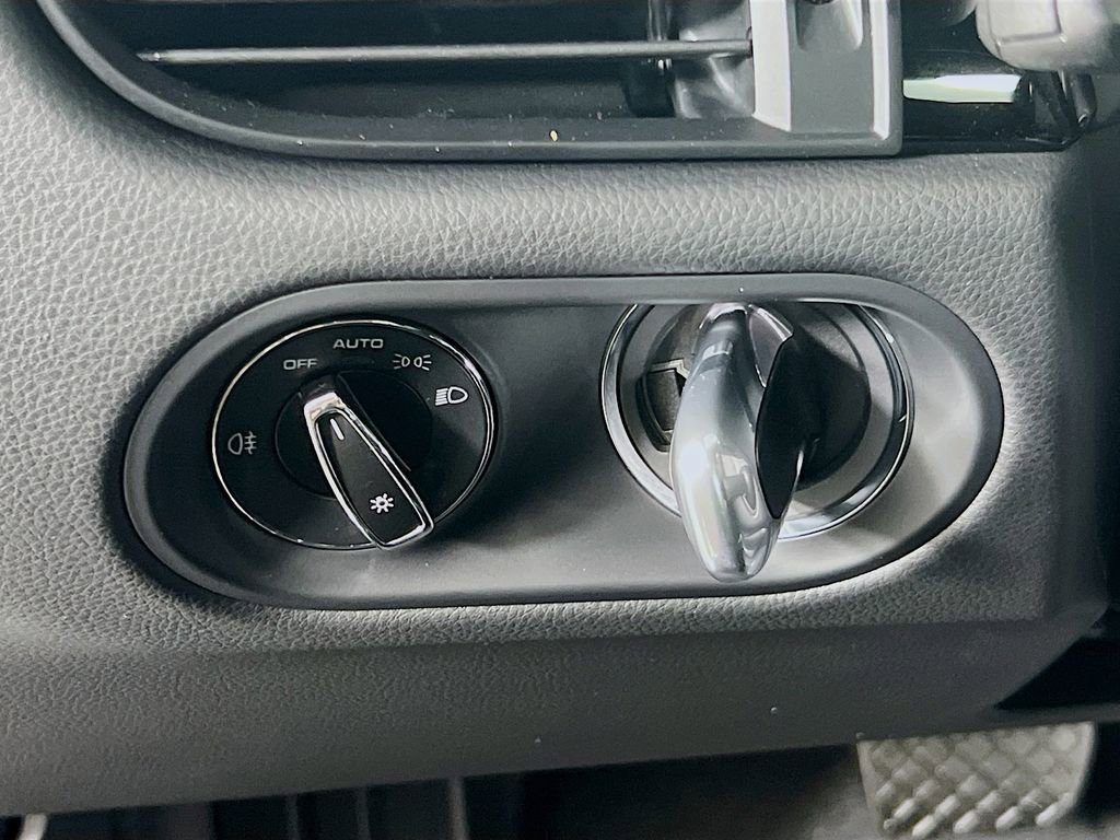 Certified 2026 Porsche Macan AWD/4WD image 11