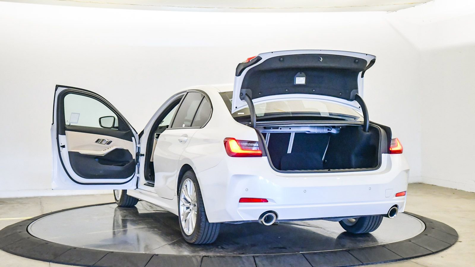 Used 2023 BMW 330i Sedan w/ Driving Assistance Package image 25