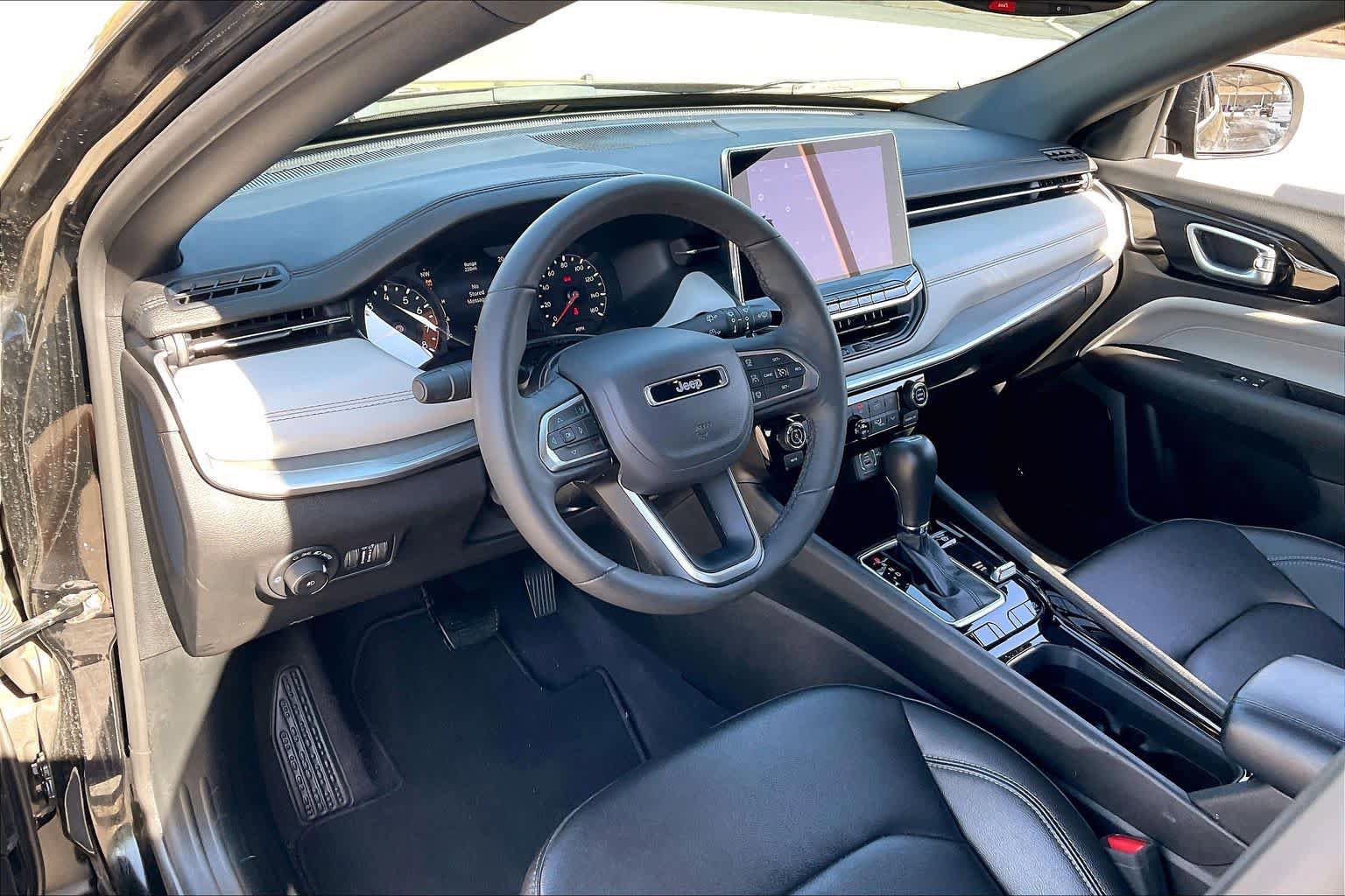 Used 2025 Jeep Compass Limited image 17