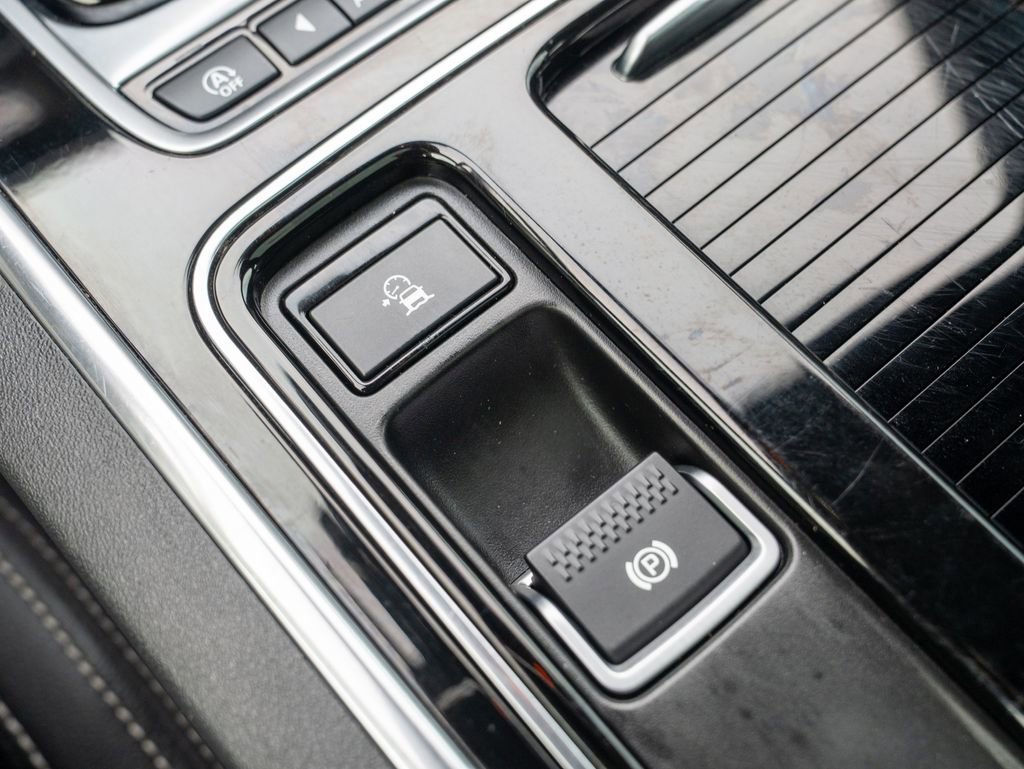 Used 2019 Jaguar XE R-Sport image 32