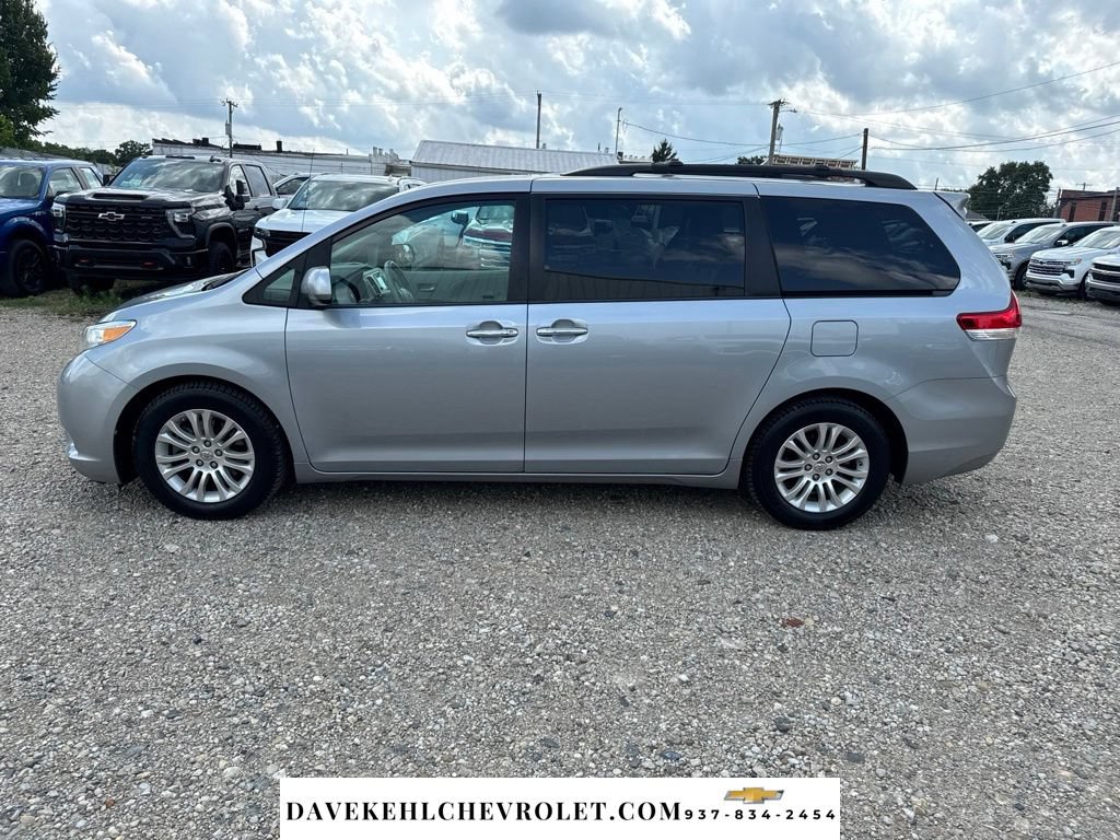 Used 2014 Toyota Sienna XLE w/ Entertainment Package FWD image 2