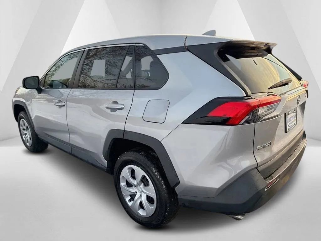 Used 2022 Toyota RAV4 LE FWD image 5