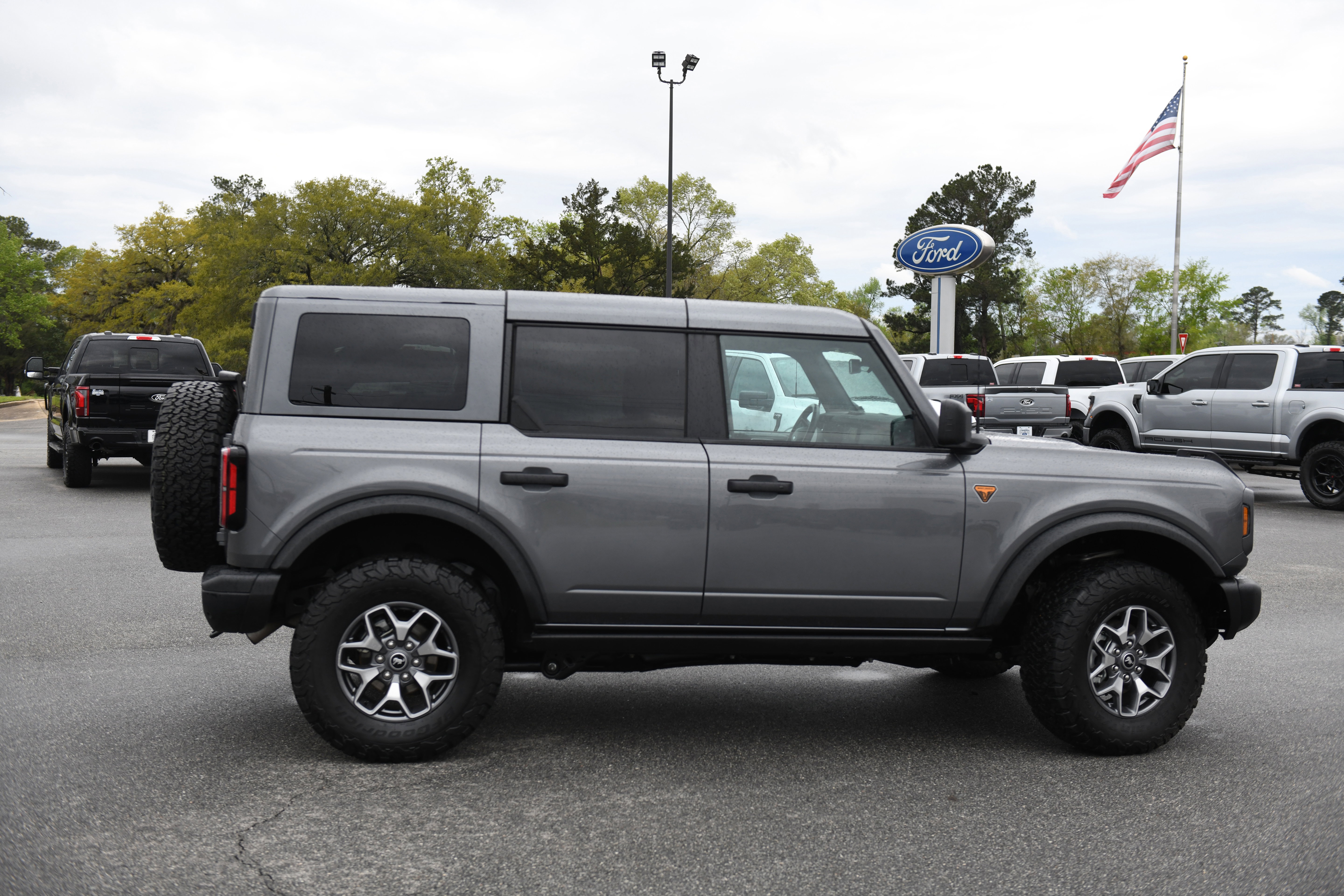 Used 2025 Ford Bronco Badlands image 1