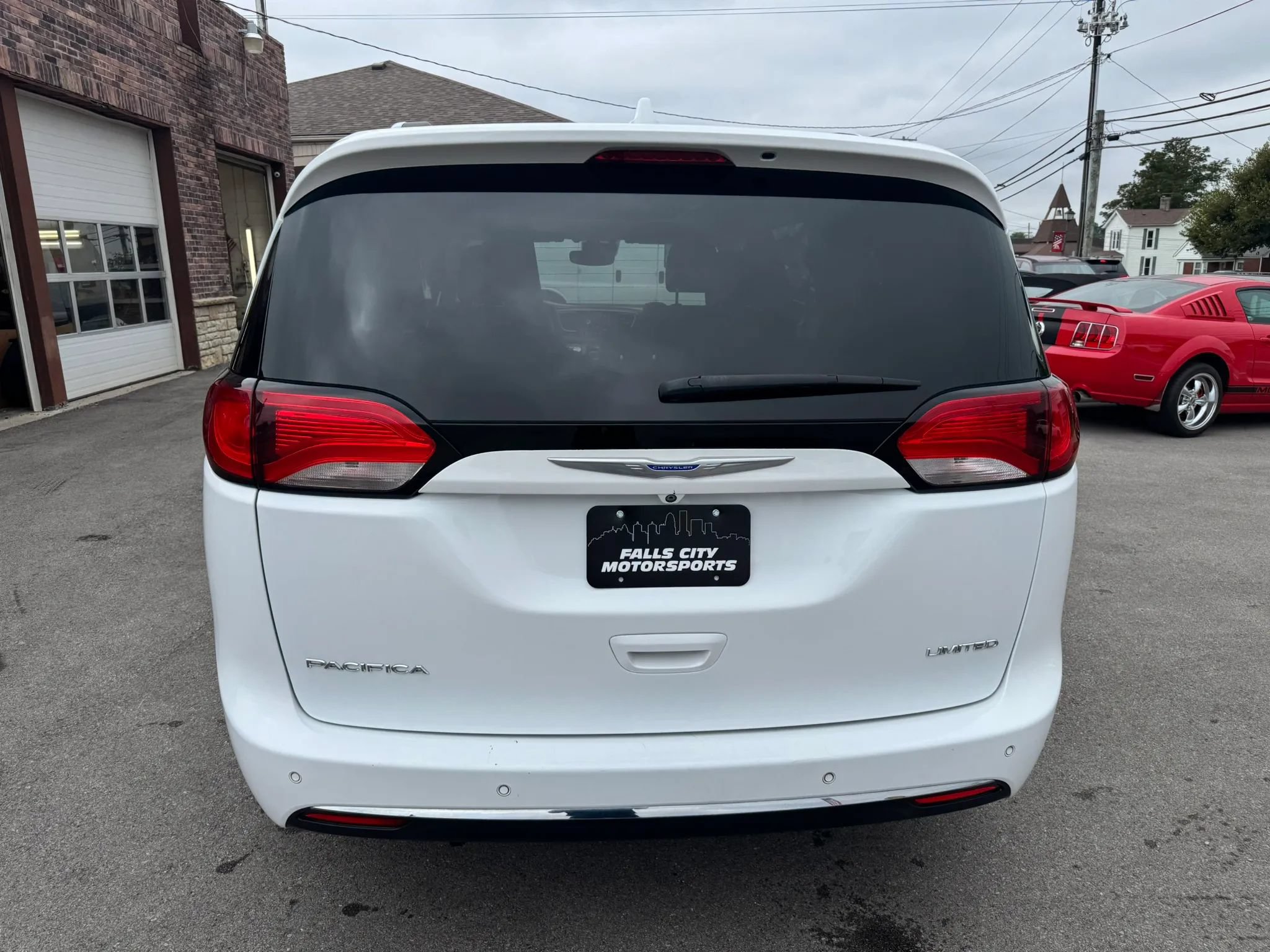 Used 2018 Chrysler Pacifica Limited w/ Tire & Wheel Group FWD image 12