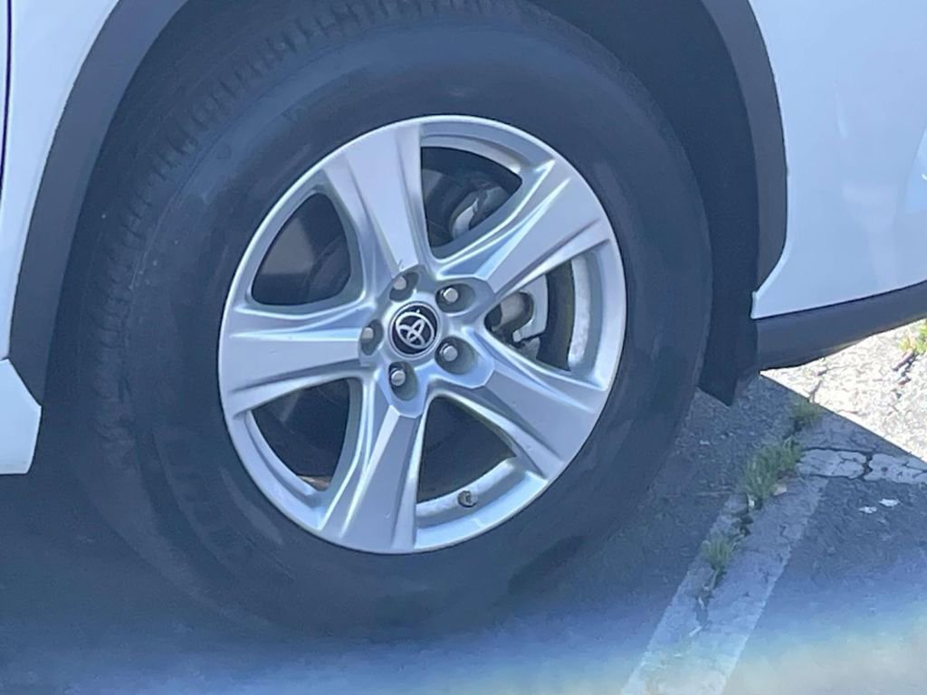 Used 2022 Toyota Highlander LE image 31