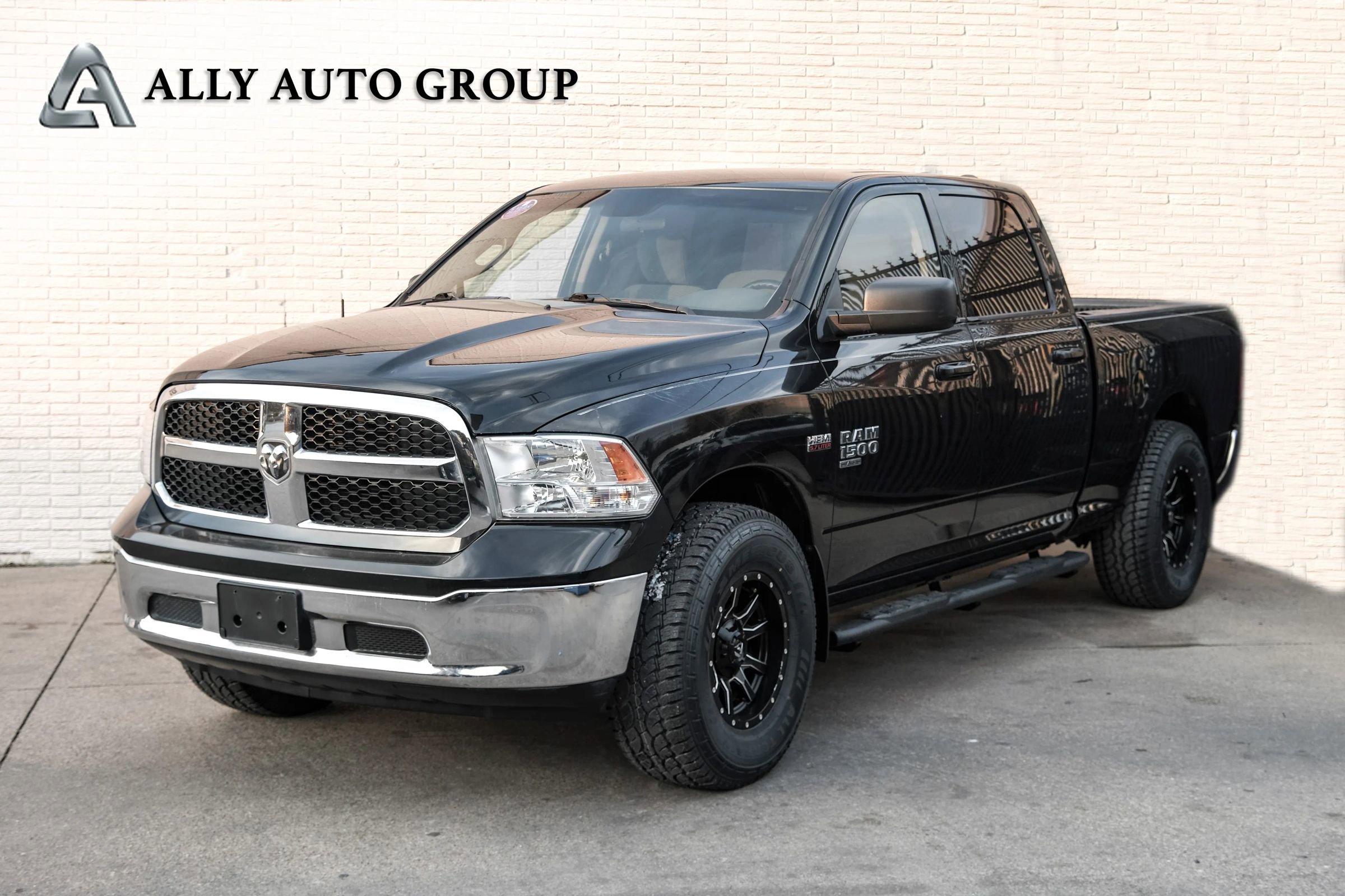 Used 2019 RAM 1500 Classic SLT image 1