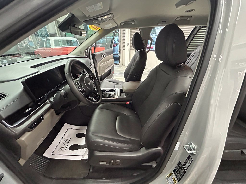 Used 2025 Kia Carnival EX FWD image 57