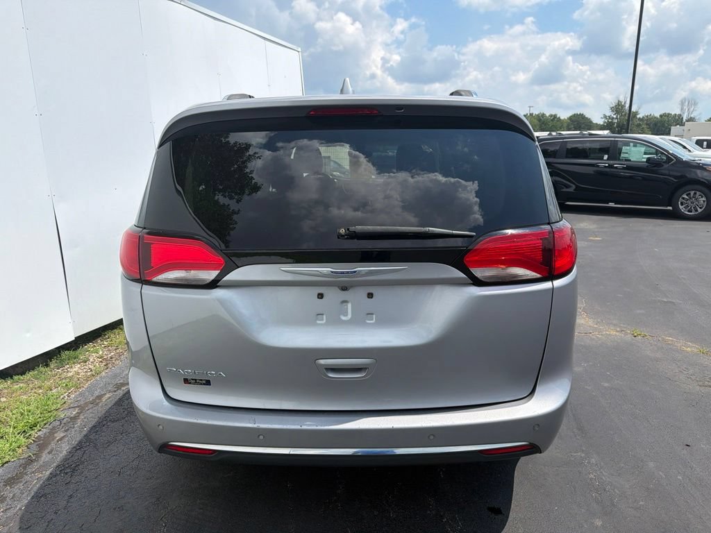 Used 2019 Chrysler Pacifica Touring-L FWD image 9
