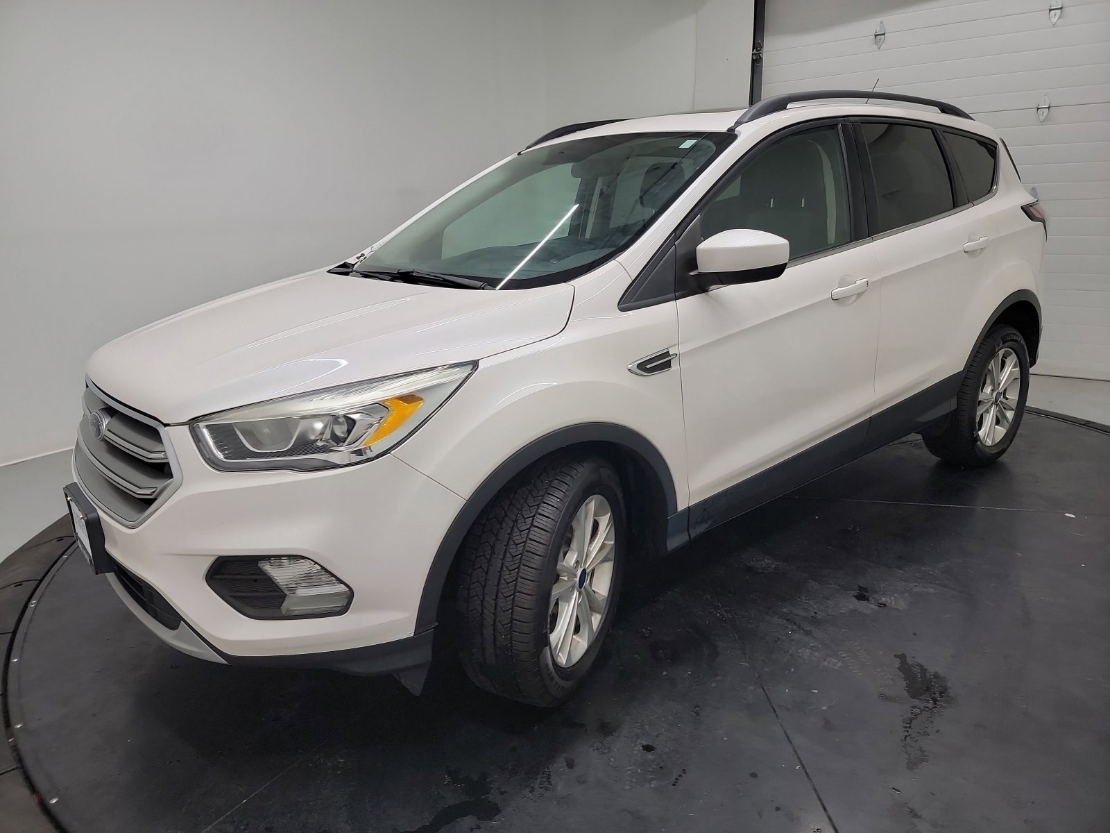 Used 2017 Ford Escape SE w/ Equipment Group 201A image 3