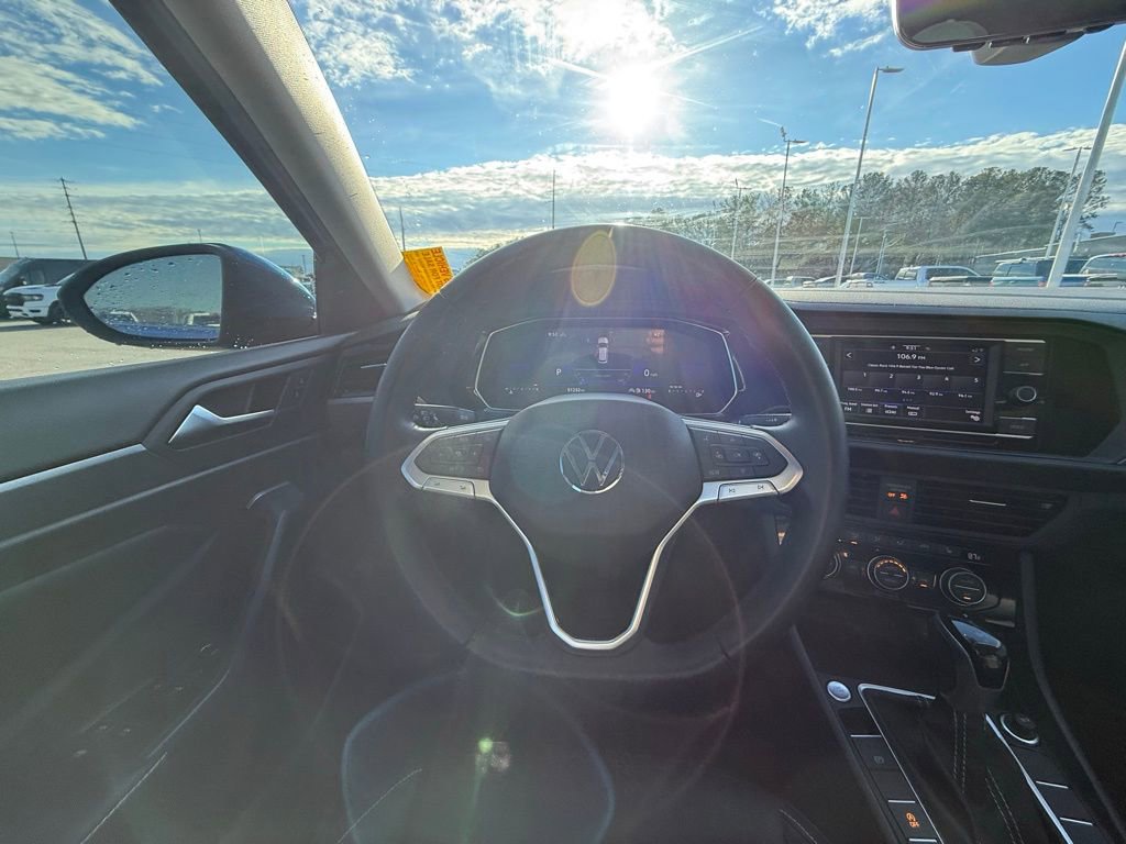 Used 2023 Volkswagen Jetta SE image 14