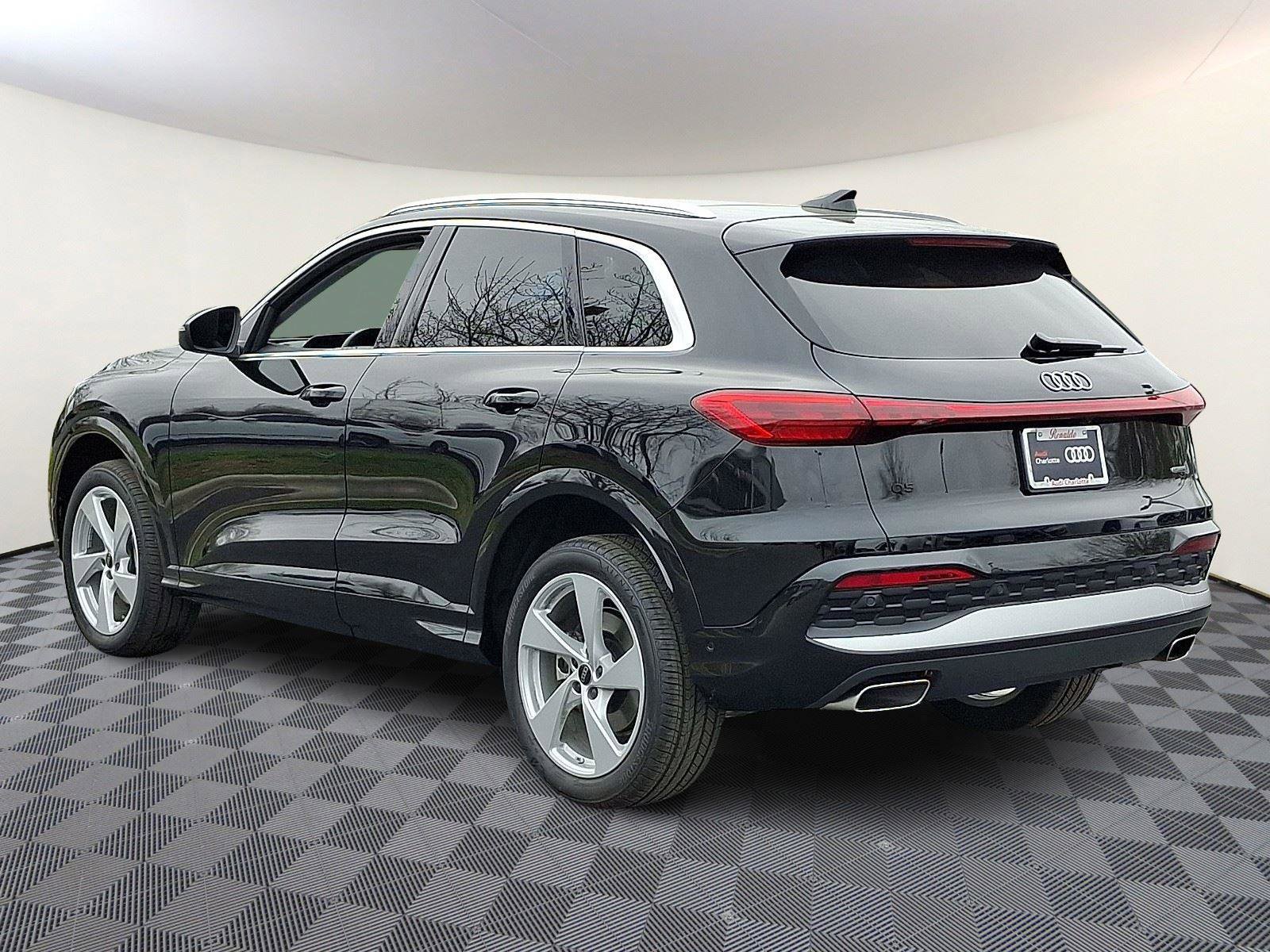 Used 2025 Audi Q5 Premium Plus w/ Premium Plus AWD/4WD image 4