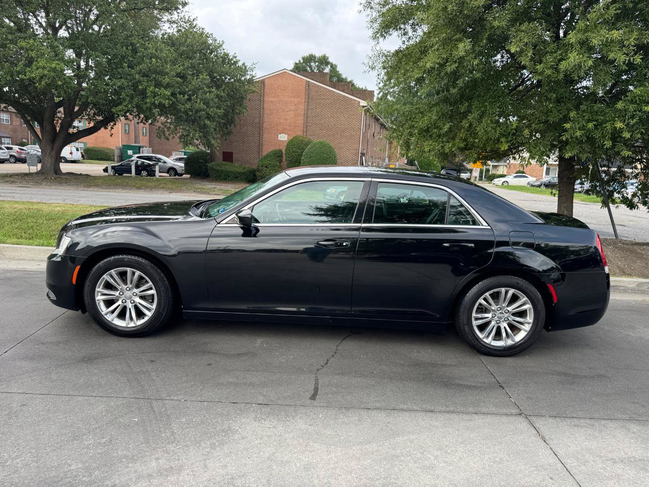 Used 2017 Chrysler 300 Limited RWD image 8