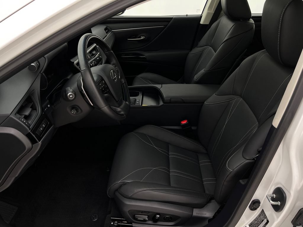 Used 2025 Lexus ES 300h w/ Luxury Package FWD image 11