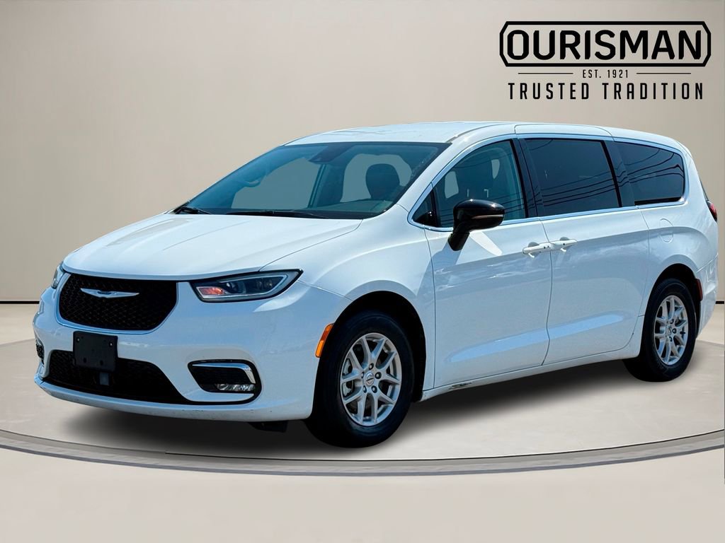 Used 2024 Chrysler Pacifica Touring-L image 2