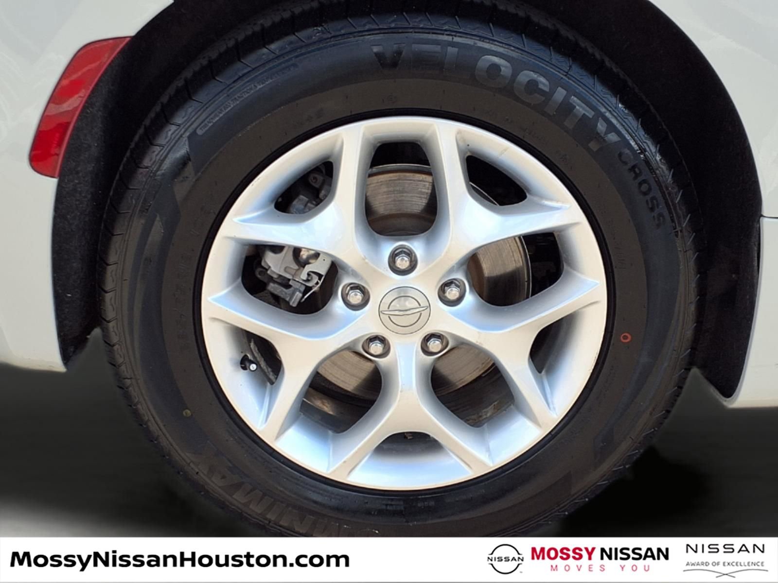 Used 2020 Chrysler Pacifica Touring-L Plus w/ Tire & Wheel Group image 8