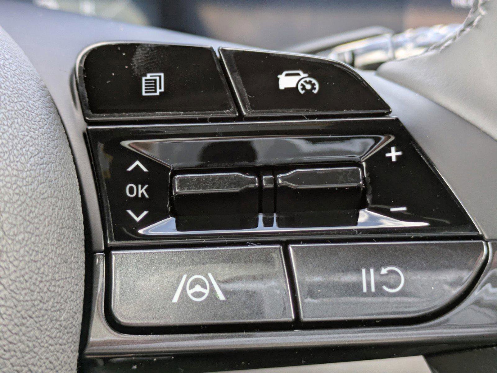 Certified 2025 Hyundai Elantra SEL image 22