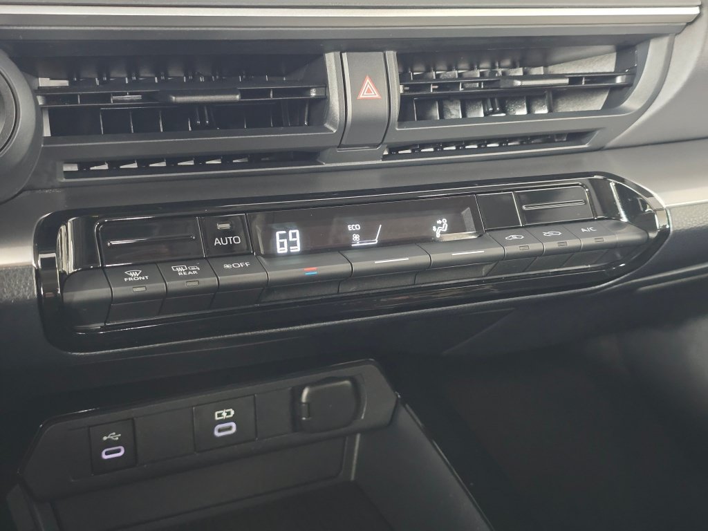 Used 2024 Toyota Prius LE FWD image 26