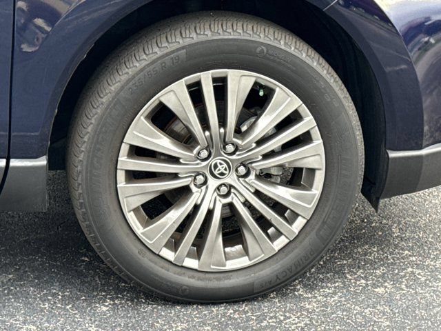 Used 2023 Toyota Venza XLE AWD/4WD image 5