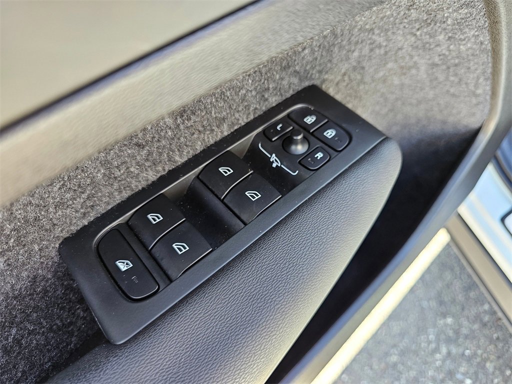 Used 2025 Volvo XC40 B5 Core image 19