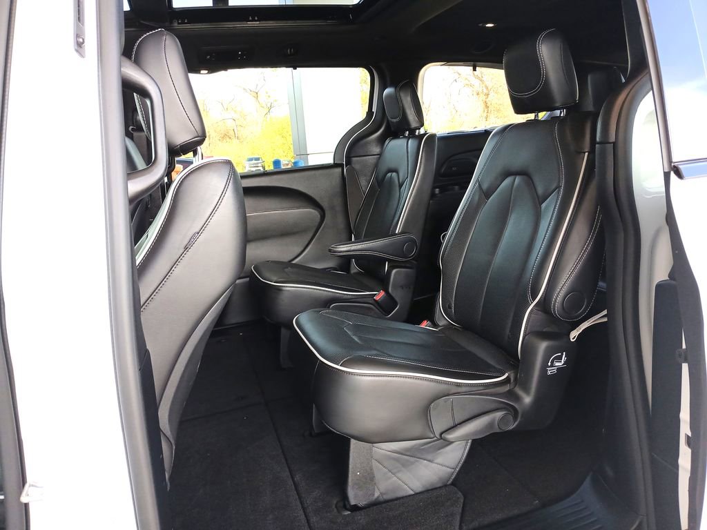 Used 2025 Chrysler Pacifica Limited image 26