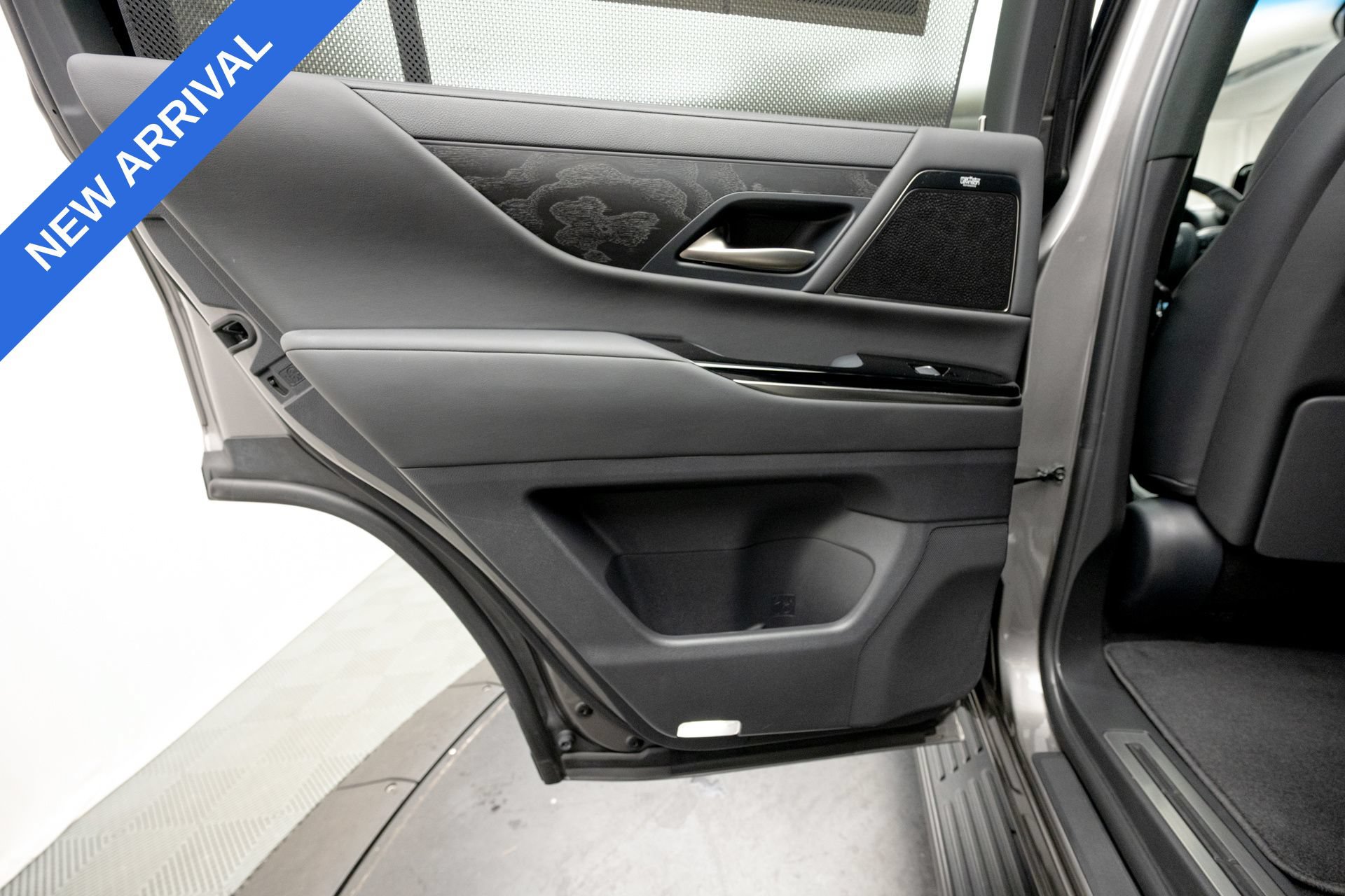 Used 2022 Lexus LX 600 4WD w/ Accessory Package (Z1) image 35