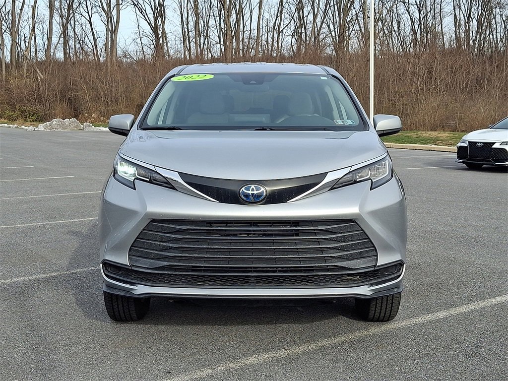 Used 2022 Toyota Sienna LE image 2