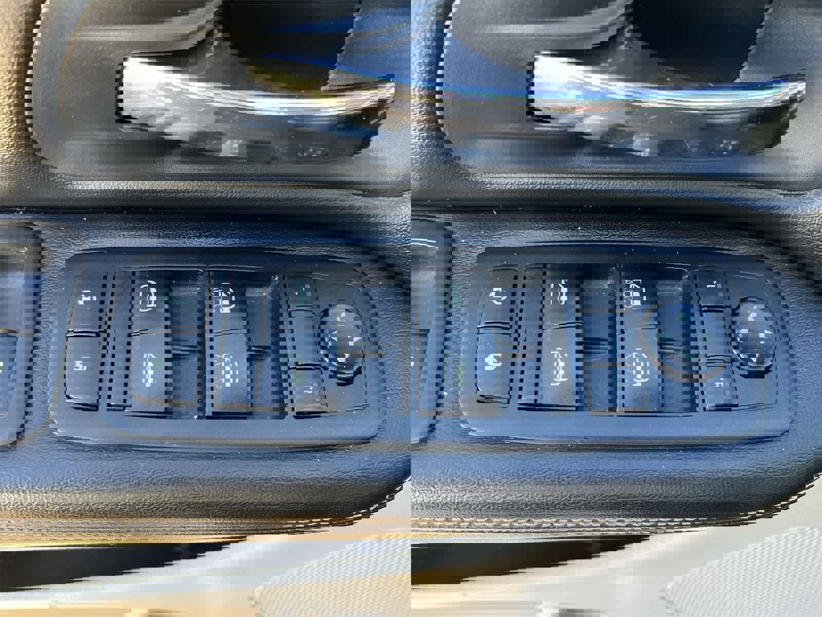 Used 2015 Chrysler Town & Country Touring-L w/ Driver Convenience Group image 16