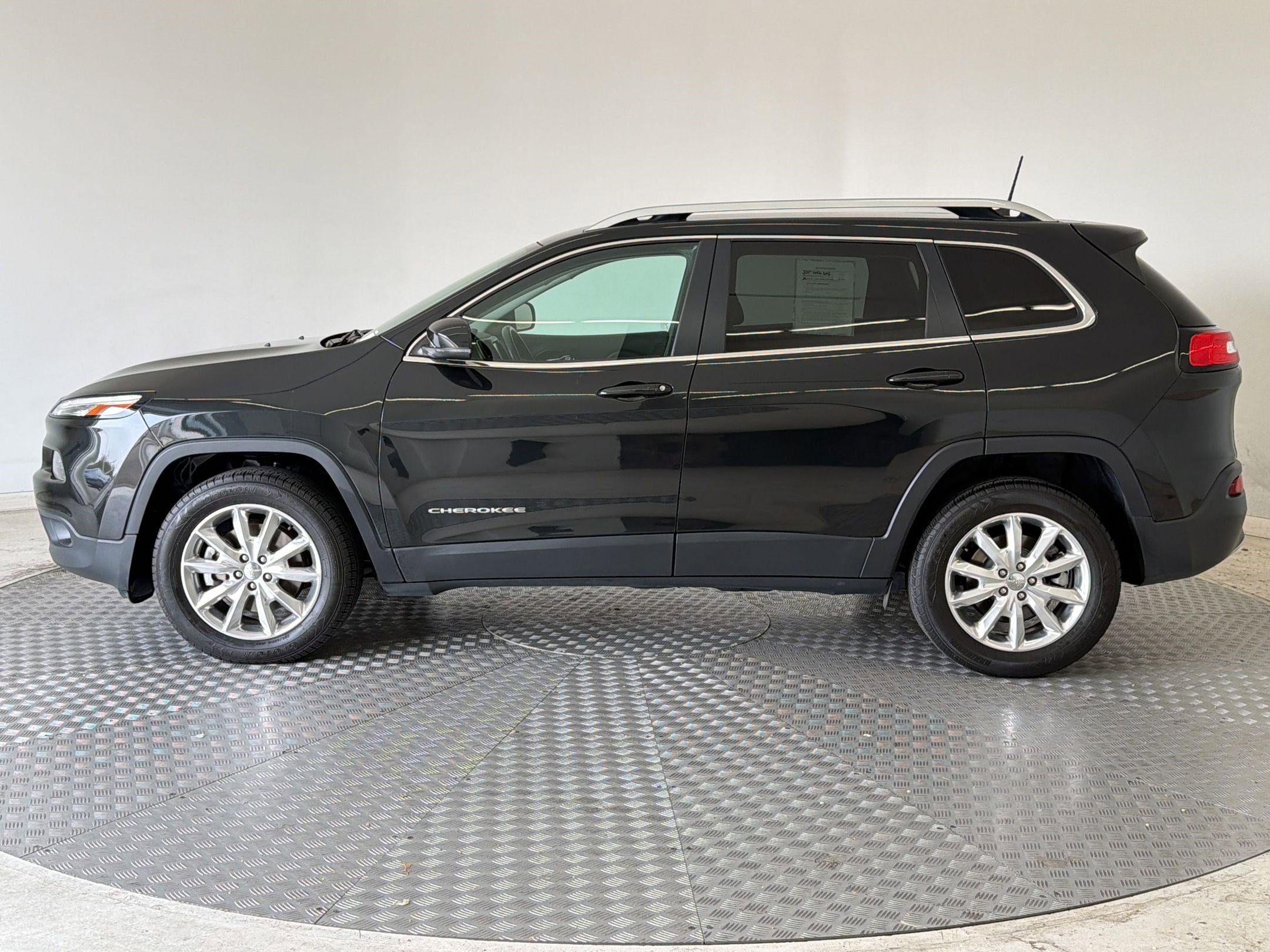 Used 2016 Jeep Cherokee Limited image 2