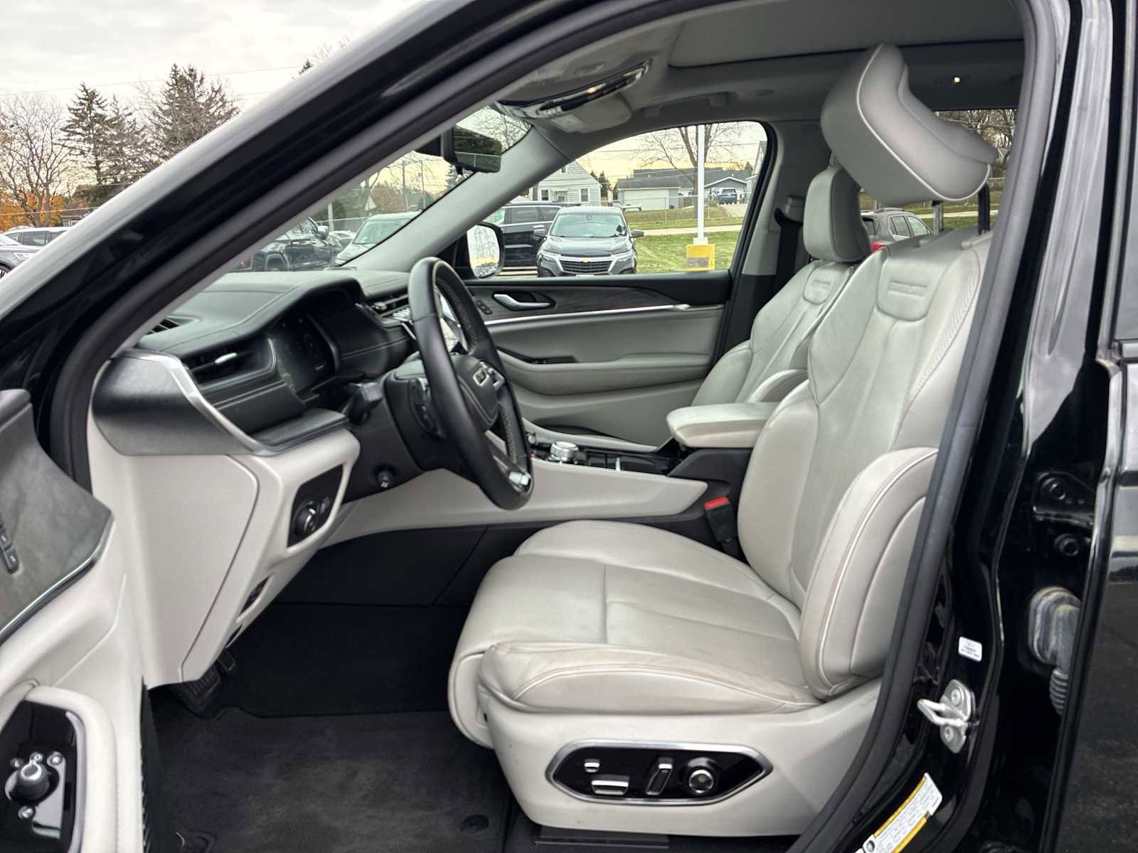 Used 2022 Jeep Grand Cherokee L Overland w/ Advanced Protech Group III image 20