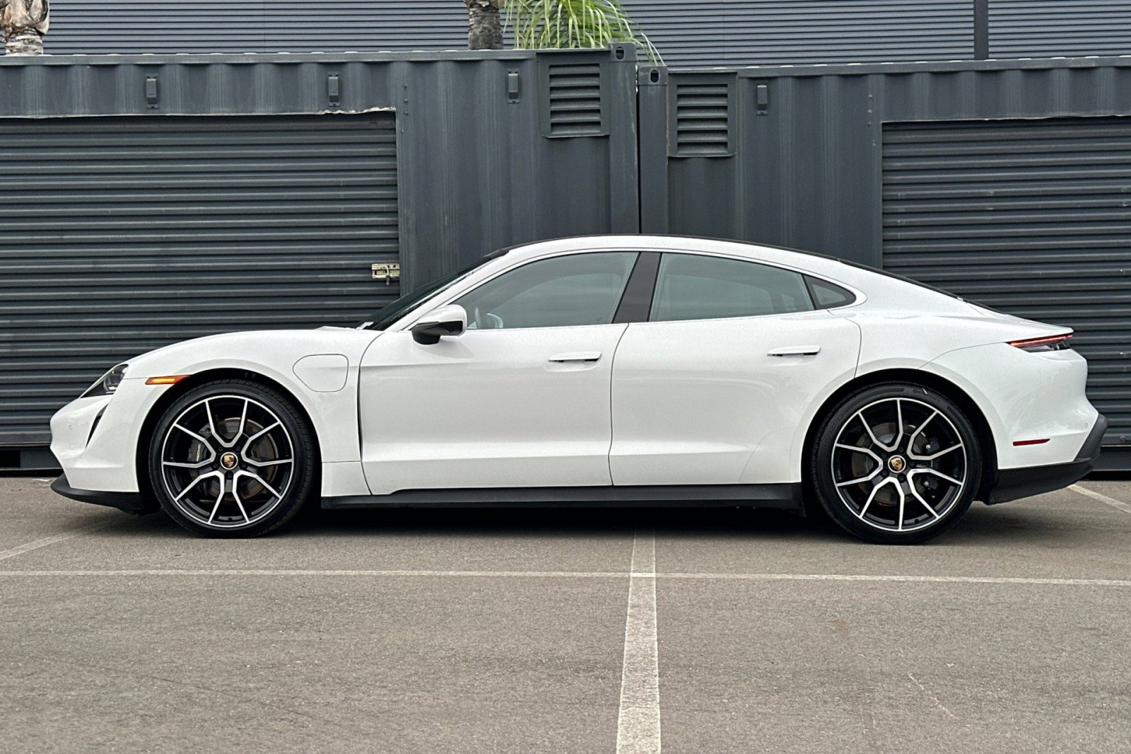 Used 2023 Porsche Taycan image 2