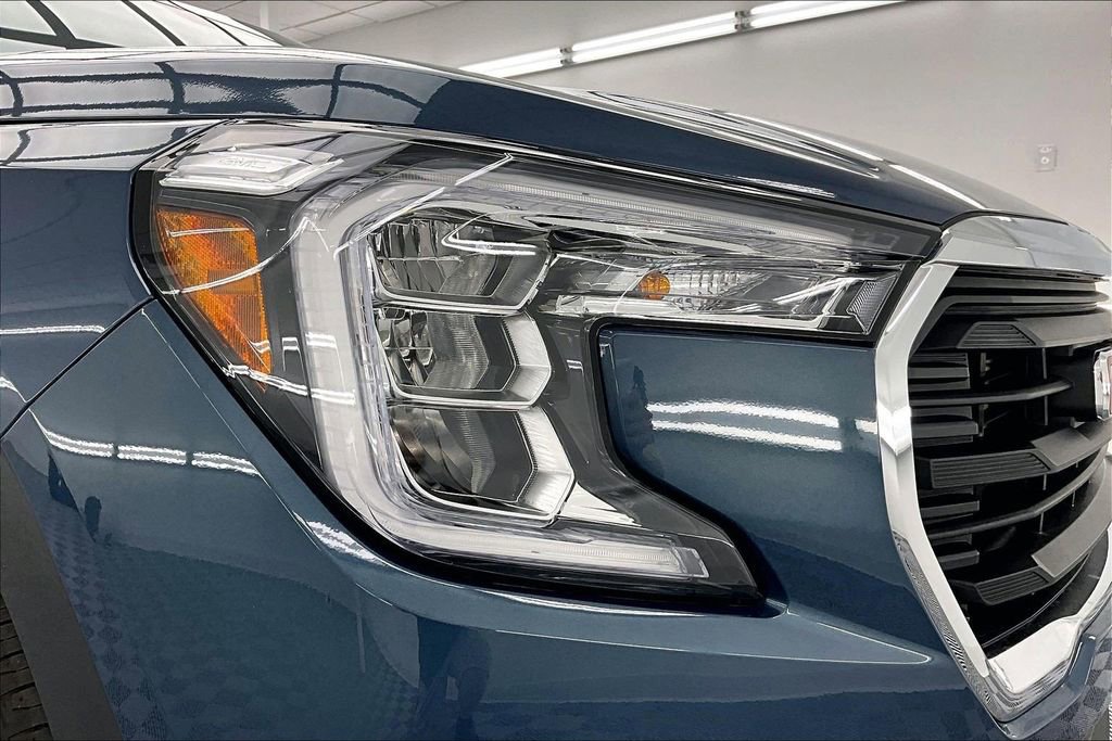 Used 2024 GMC Terrain SLE w/ Driver Convenience Package image 29