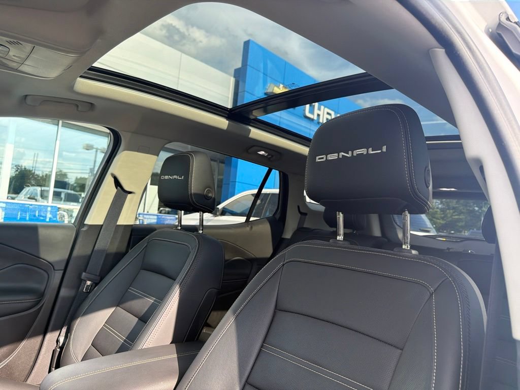 Used 2024 GMC Terrain Denali w/ Denali Premium Package AWD/4WD image 9