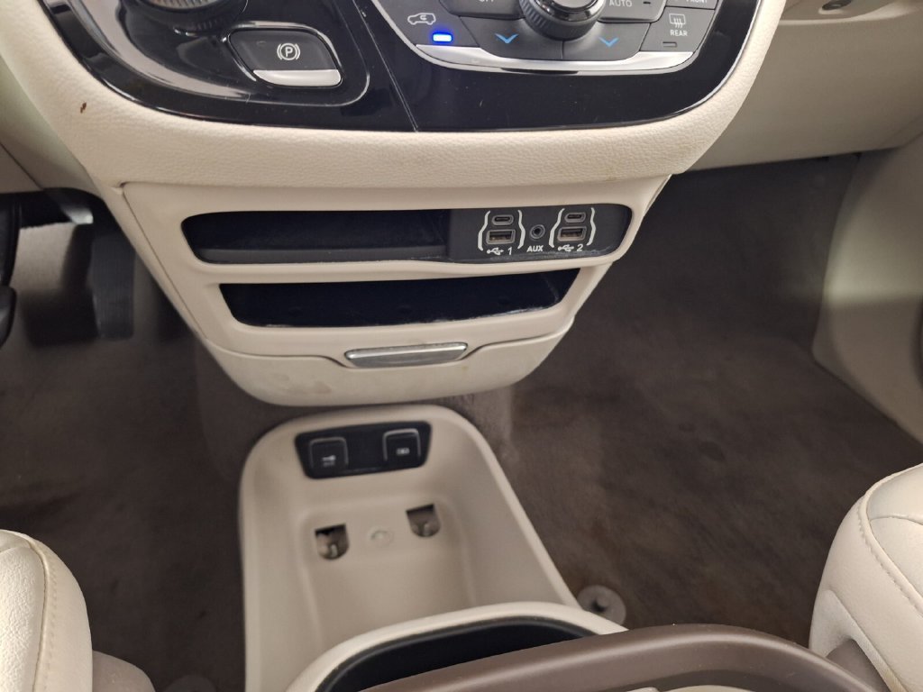 Used 2021 Chrysler Pacifica Touring-L FWD image 14