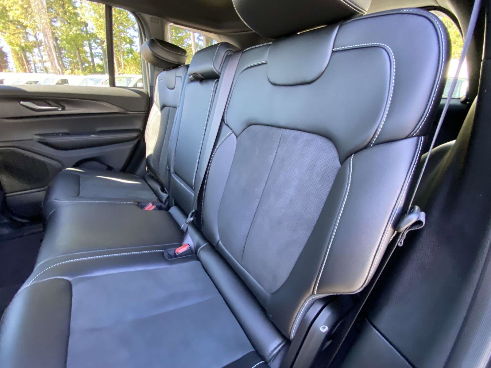 New 2025 Jeep Grand Cherokee Altitude image 13