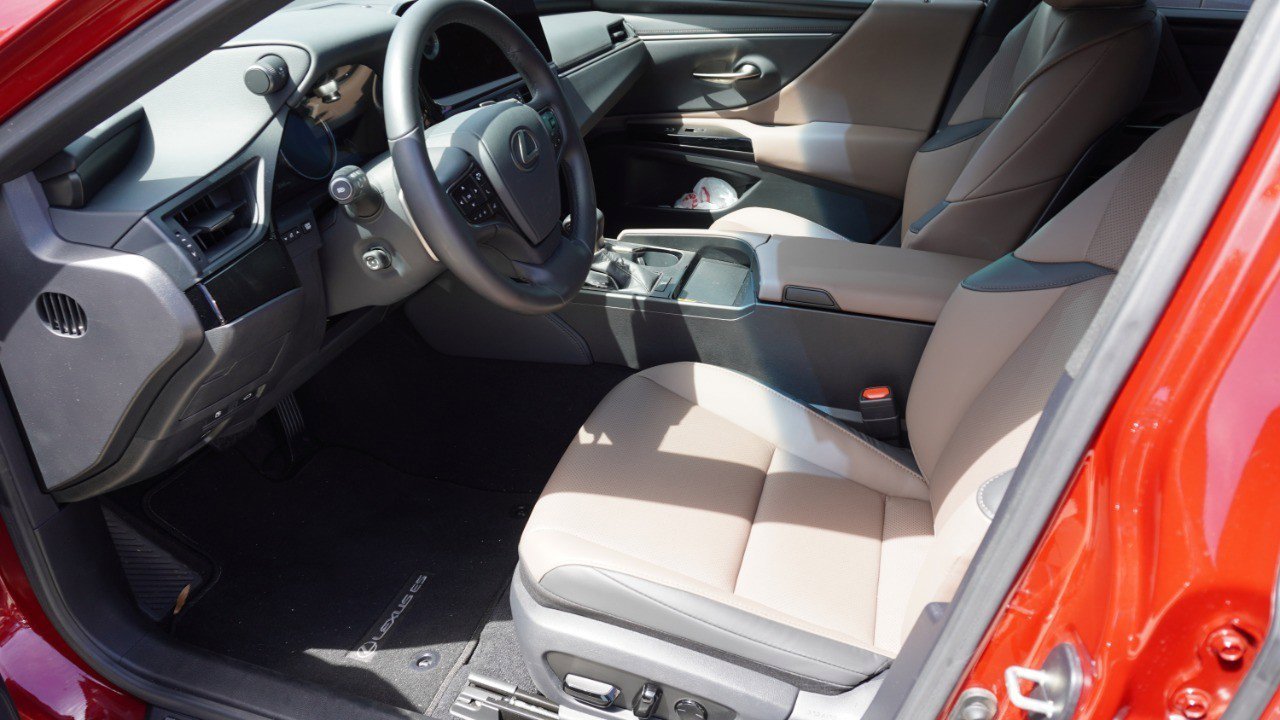 Used 2025 Lexus ES 350 w/ Premium Package image 8