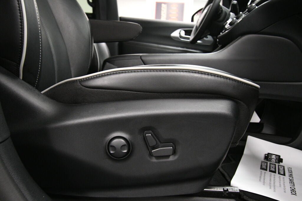 Used 2025 Chrysler Pacifica Limited FWD image 31
