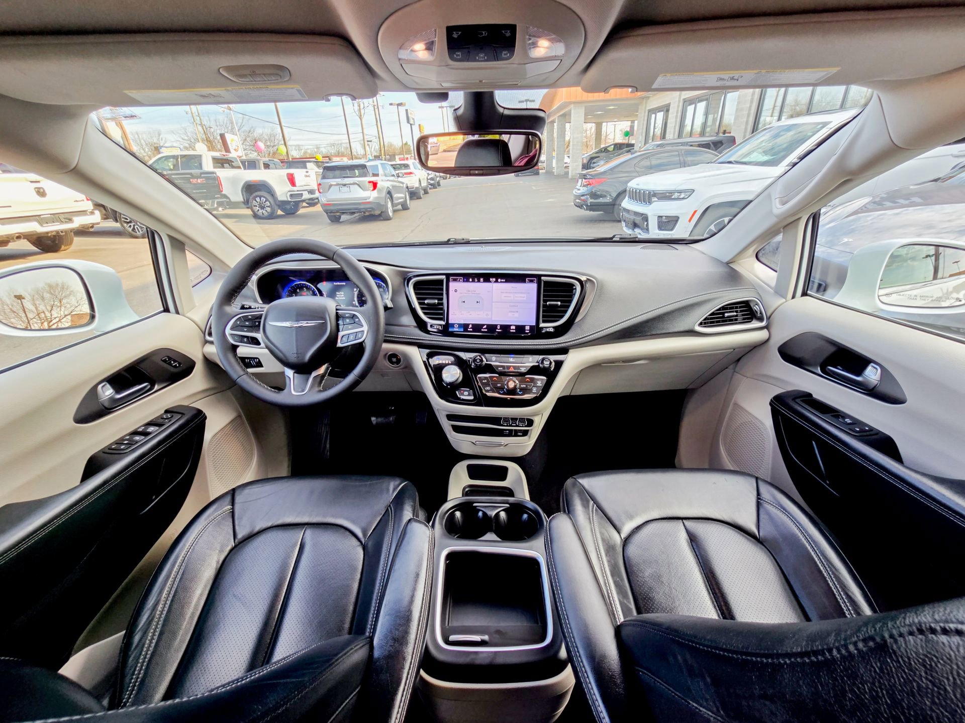 Used 2022 Chrysler Pacifica Touring-L image 2