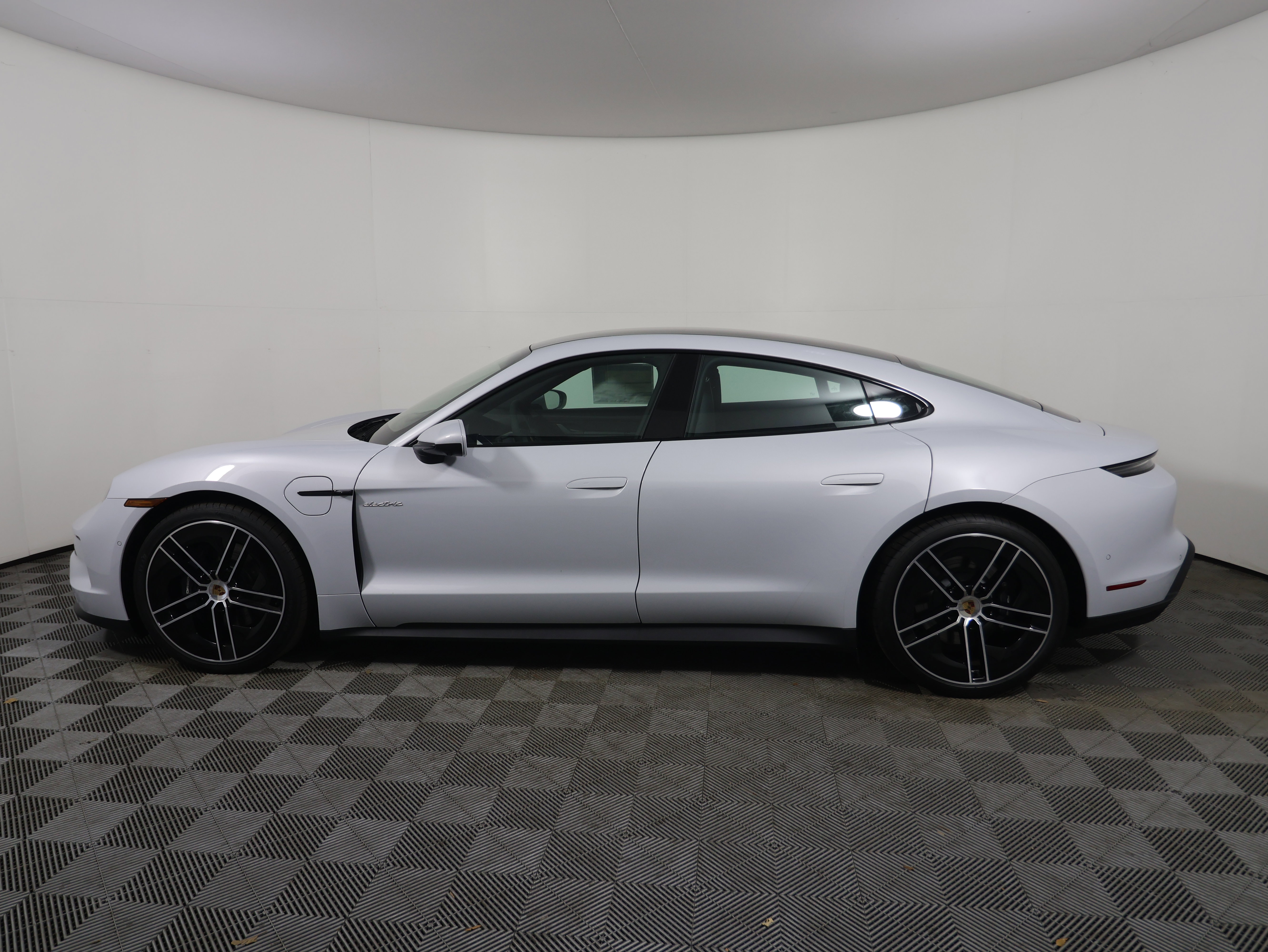 New 2025 Porsche Taycan image 2