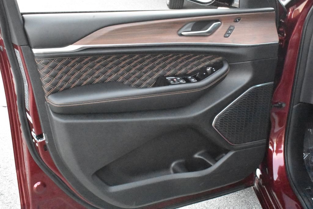 Used 2025 Jeep Grand Cherokee Summit w/ Adv Protech Group IV image 14