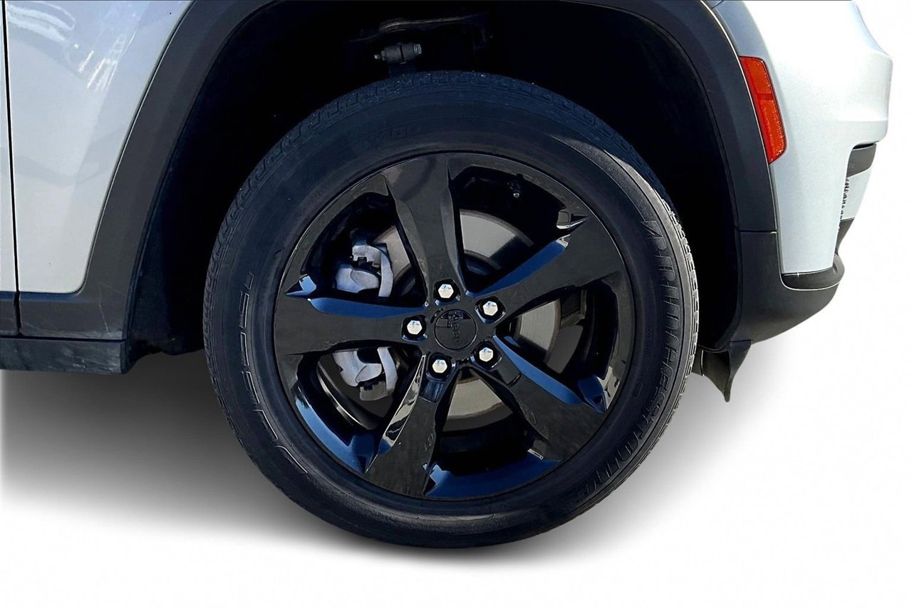 Used 2023 Jeep Grand Cherokee L Laredo image 32