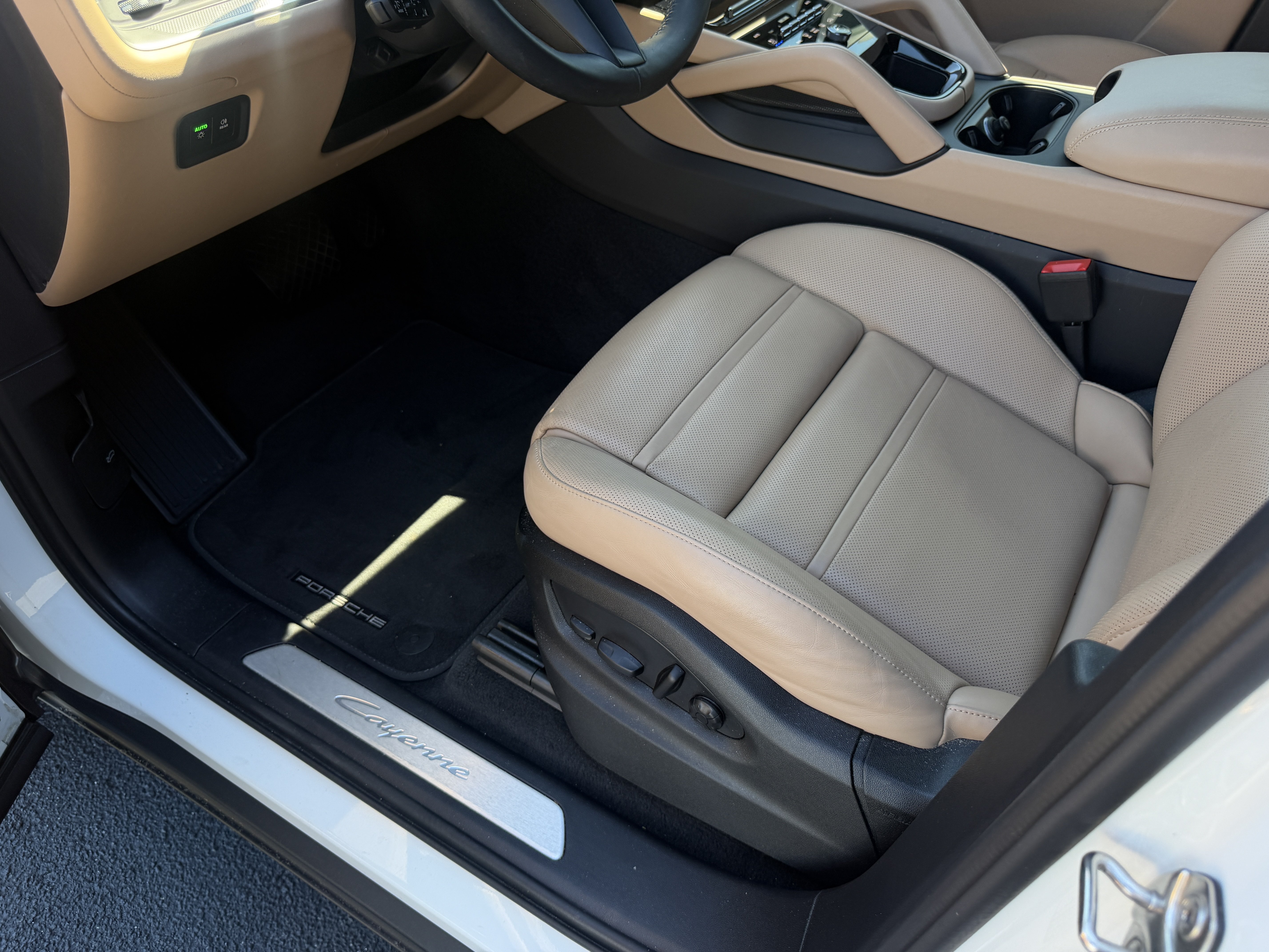 Certified 2025 Porsche Cayenne AWD/4WD image 15