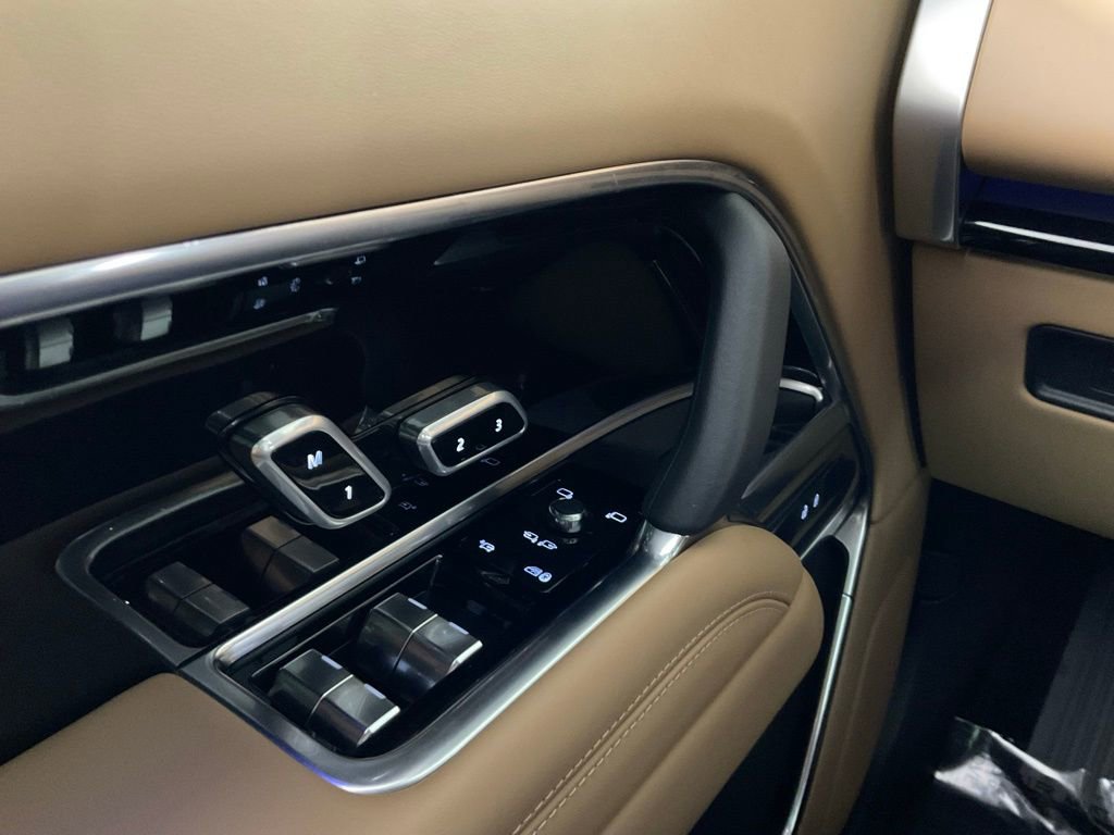 Used 2025 Land Rover Range Rover Long Wheelbase SE image 19