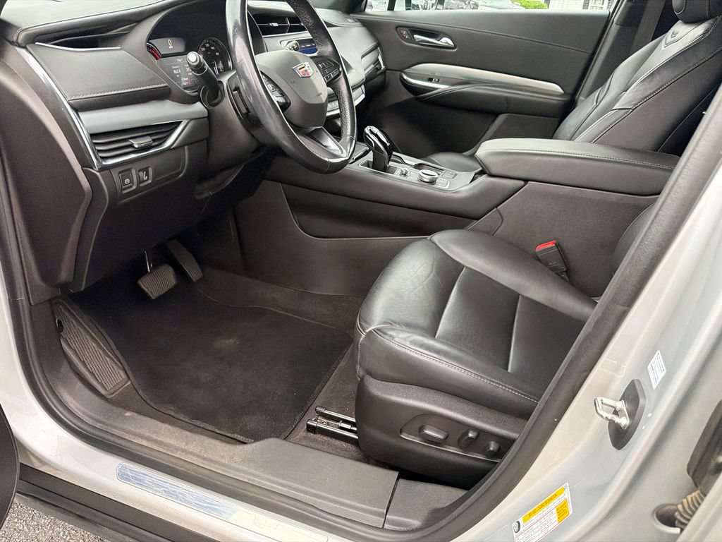 Used 2022 Cadillac XT4 Premium Luxury w/ Safety Alert Package FWD image 9